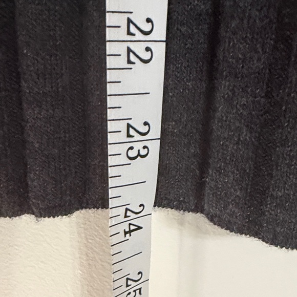 Banana Republic Charcoal Ribbed Merino Wool Turtleneck Sweater - Picture 4 of 6